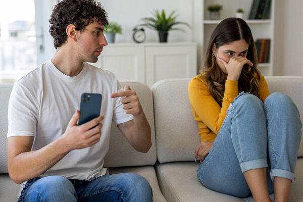 hombre ha visto algo sospechoso en el móvil de su chica
