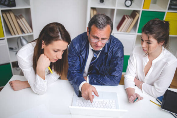 Reunión de recursos humanos analizando un caso de baja laboral con un detective para bajas laborales en Barcelona