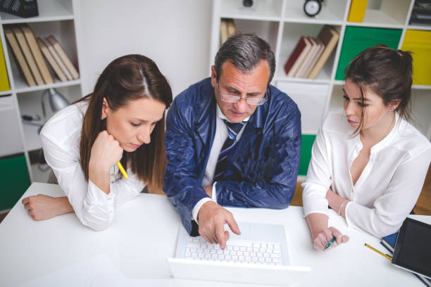 Reunión de recursos humanos analizando un caso de baja laboral con un detective para bajas laborales en Barcelona