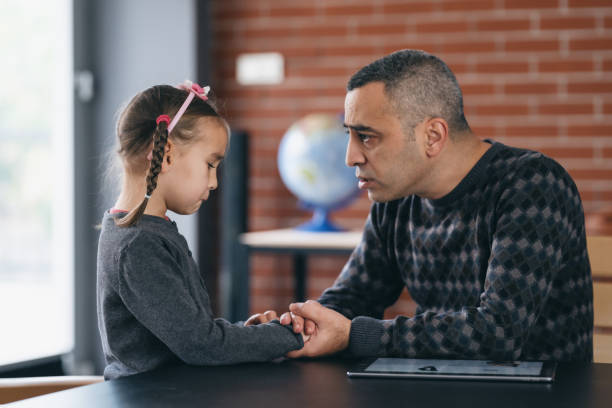 Padre dialogando con su hija menor durante un caso de custodia de hijos